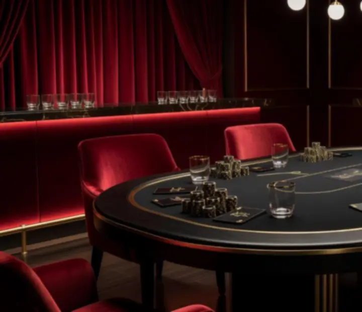 Dekoracje pokerowe i żetony na stylowo zaaranżowanym stole